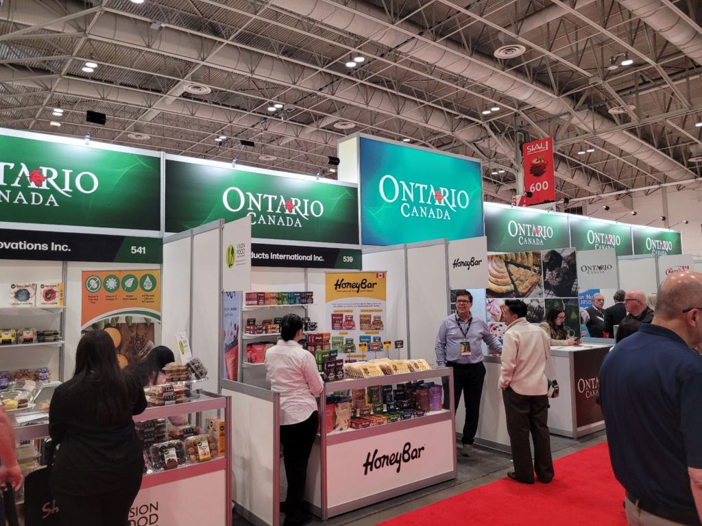 Plus tôt ce mois-ci, j’ai eu le plaisir d’assister au SIAL Canada à Toronto, l’un des plus grands salons agroalimentaires du pays. Avec des centaines d’innovateurs alimentaires réunis sous un même toit, c’était une occasion unique de rencontrer des petites et moyennes entreprises (PME) qui dynamisent le paysage alimentaire canadien par leur créativité.